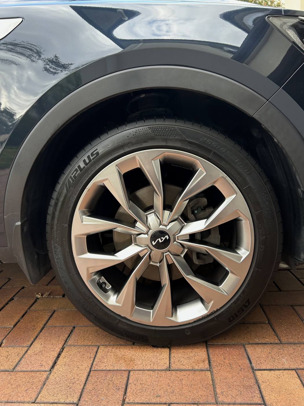 Kia Sorento alloy wheel after detailing — bright alloy and dressed tyre