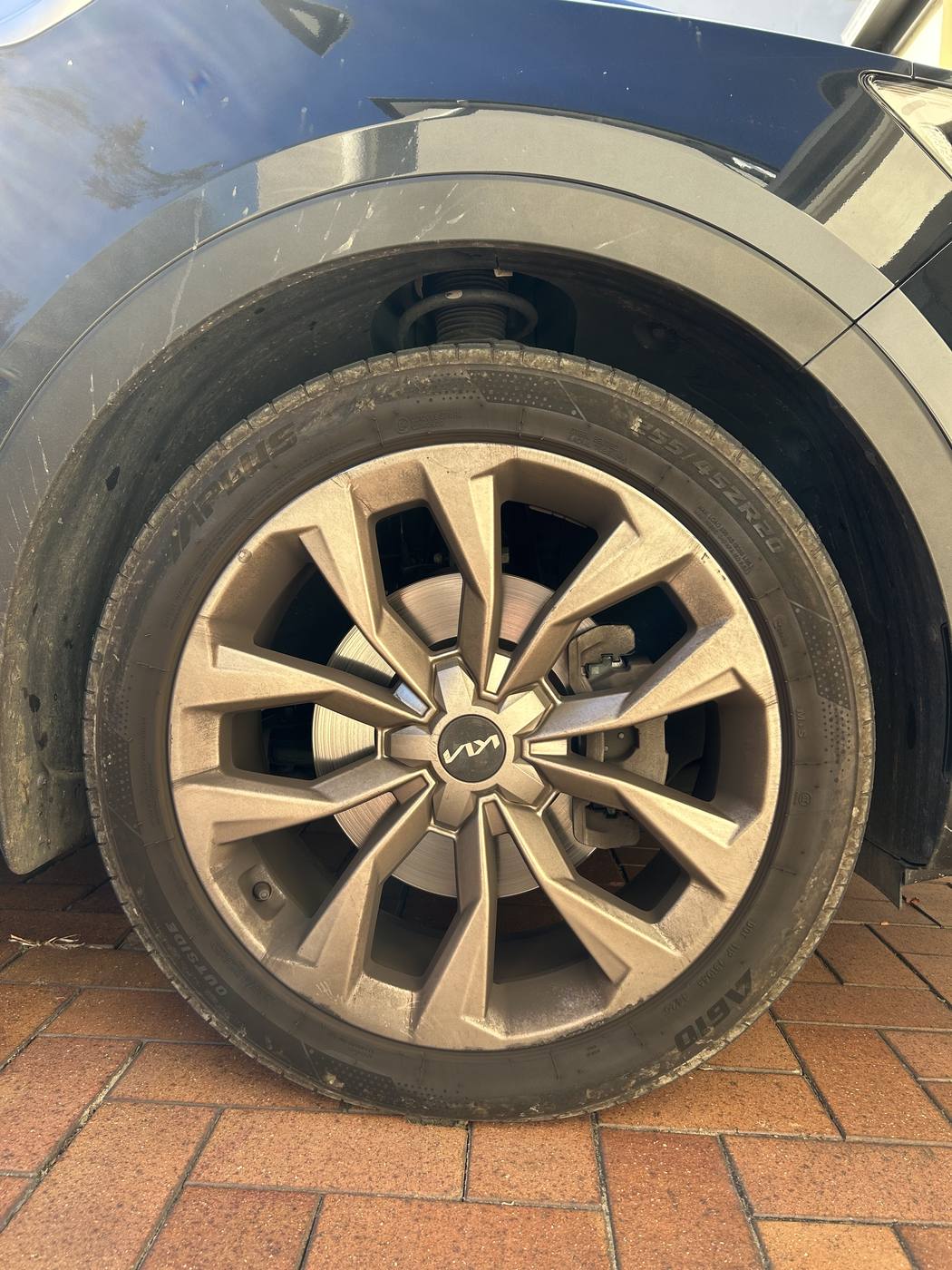Kia Sorento alloy wheel before detailing — brake dust and grime